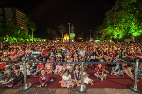 Ituiutaba bate recorde de público no Cine Família na Praça, reunindo mais de 2.500 pessoas
